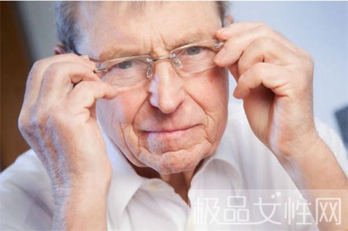 老人家怎样预防老花眼 日常护理不能少