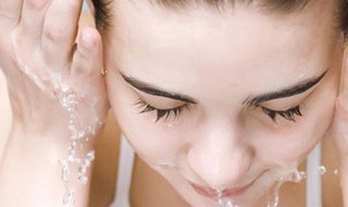 如何洗脸才能清洁皮肤（如何洗脸才能清洁皮肤呢）