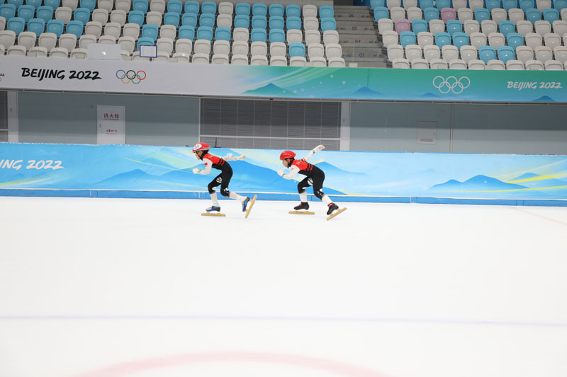 市民在国家速滑馆进行冰上练习。人民网记者 李乃妍摄