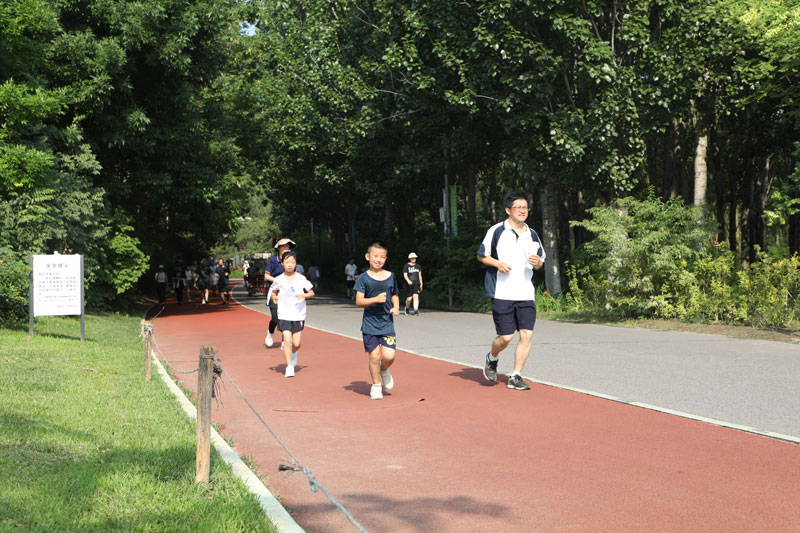 市民在奥林匹克森林公园参与跑步活动。人民网记者 李乃妍摄