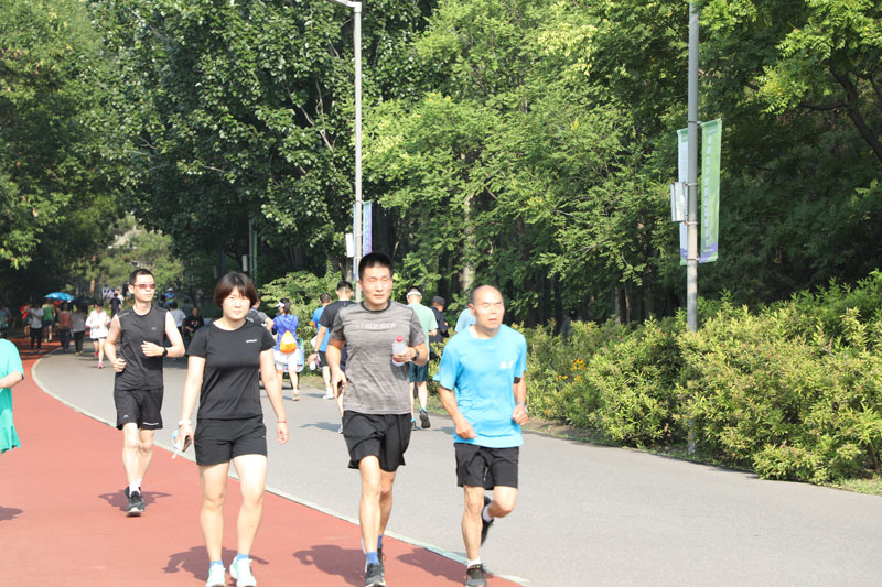 市民在奥林匹克森林公园跑步。人民网记者 李乃妍摄