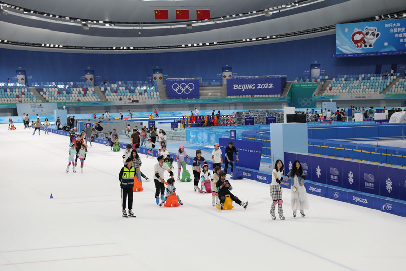 市民在国家速滑馆体验冰上快乐。人民网记者 李乃妍摄