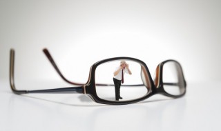 如何防止眼镜滑落 怎么防止眼镜滑下来