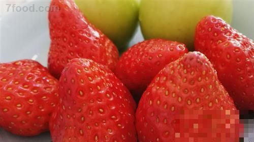 草莓的正确清洗方法，草莓的正确清洗方法，需要摘掉叶头吗？