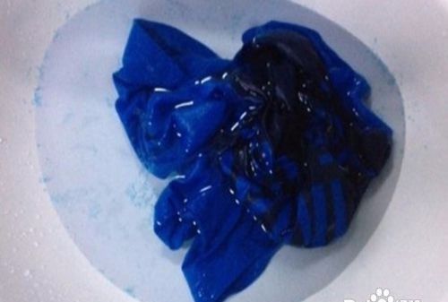 白衣服洗完为什么发蓝，白衣服用了84消毒液为什么会变蓝？