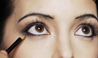 女人右下眼皮跳的预兆 女人右下眼皮跳的预兆七点至九点