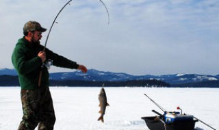 鱼塘冬季冰眼打鱼技巧 冬天打冰眼钓鱼