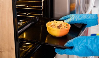 微波炉饭碗可以放烤箱里吗 放入微波炉的碗可以放入烤箱吗