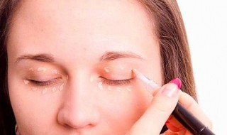 日常妆下眼线化妆教程（化妆下眼线的画法）