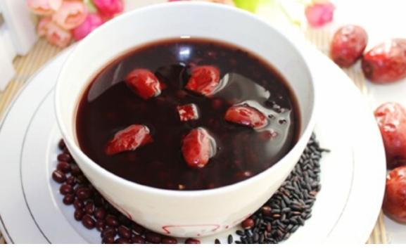 黑豆红豆粥的益处与作用有哪些？黑豆红豆粥家常做法