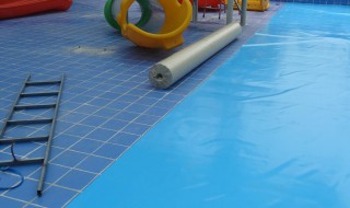 泳池胶膜铺贴方法 泳池胶膜铺贴方法视频
