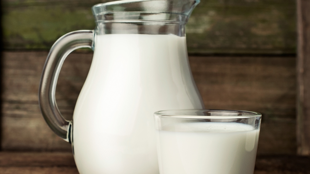 宝宝1岁以后喝配方奶还是纯牛奶？