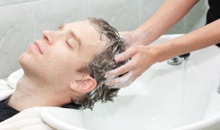 洗头怎么防止耳洞碰水（打耳洞洗澡防水妙招）