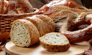 面包机烤好的面包怎么保存（面包机刚烤好的面包怎么保存）
