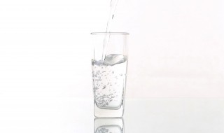 玻璃杯能装100度的开水吗 玻璃杯能装100度的开水吗单位里发的