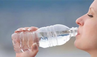 塑料杯子喝热水有味道 塑料杯放热水有一股塑料味