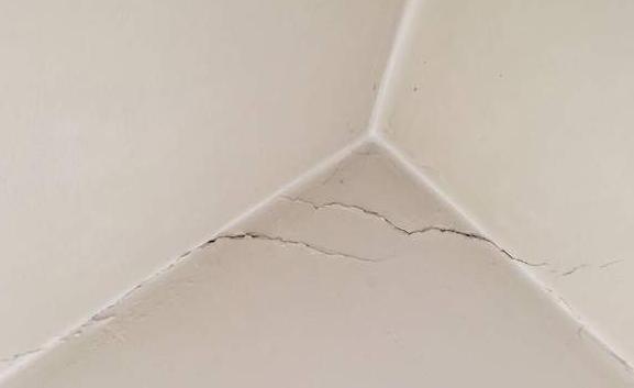 墙面乳胶漆开裂是什么原因？ 乳胶漆开裂用不用处理