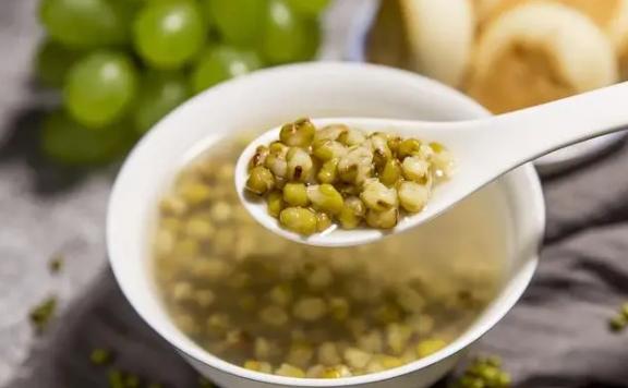 每天一碗绿豆汤的好处是什么？熬绿豆汤可以放冰糖一起熬吗