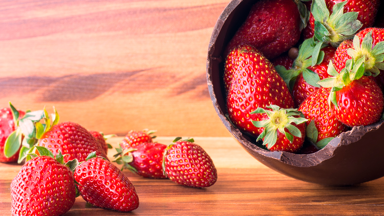 草莓一半红一半白可以吃吗 草莓一晚不吃会坏吗？