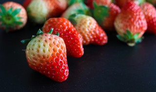 草莓的栽种方法（草莓的栽种方法和技术）