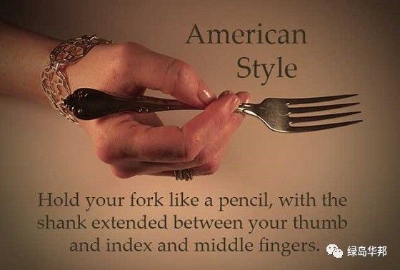 吃西餐是左手拿刀还是右手拿刀